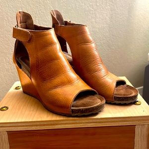 Diba True wedge women’s shoes. Sz 7.5. Leather.
